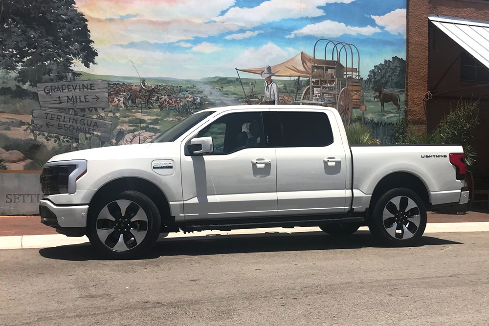 Photos: 2022 Ford F150 Lightning 4x4 SuperCrew